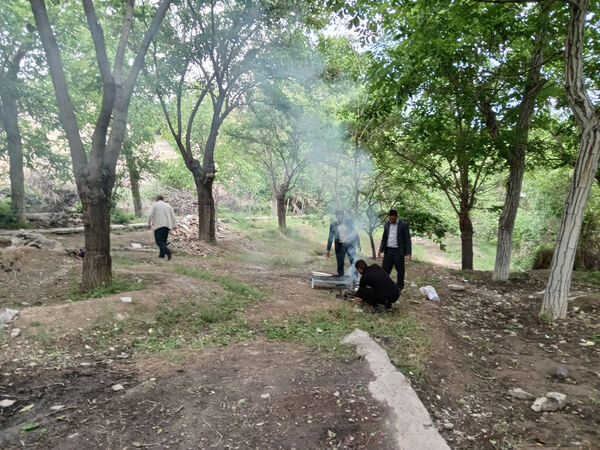 بازدید دانش‌آموزان جعفرآباد از کارگاه گلاب‌گیری روستای «بنابر»