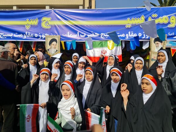 جلوه‌ای از وحدت و همدلی در راهپیمایی ۲۲ بهمن
