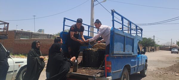 پخش نذری ظهر عاشورا در روستای حسن آباد بلهر 