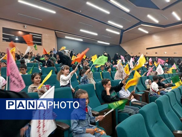 پایان شیرین دوره‌های آموزشی «غنچه‌های نور» با حضور چهره محبوب کودک و نوجوان در کاشان