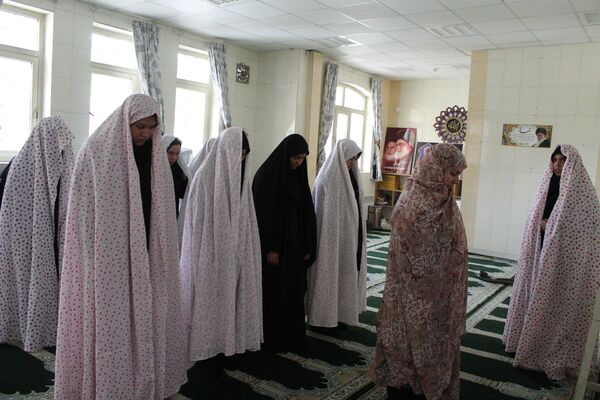 نواختن زنگ مهر و زنگ نماز و ایثار و شهادت در دبیرستان  دخترانه شاهد غرویان