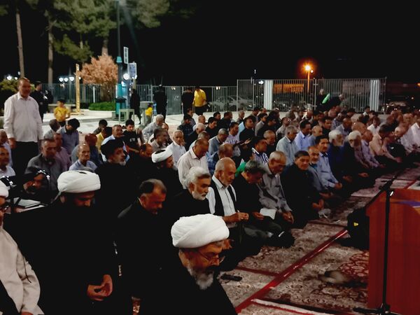برپایی نماز جماعت در آرامگاه شهید مدرس 