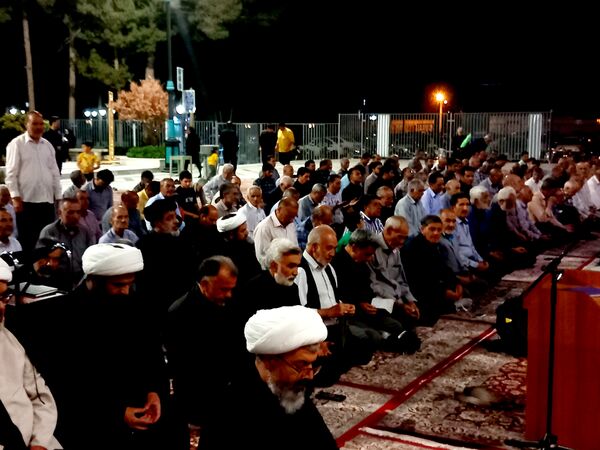 برپایی نماز جماعت در آرامگاه شهید مدرس 