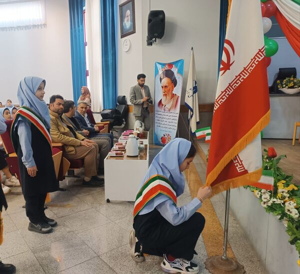 زنگ انقلاب در دبستان آرمینه مصلی‌نژاد