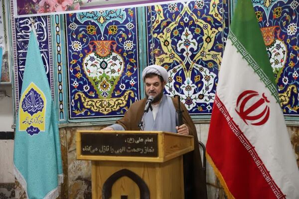 نهج‌البلاغه‌خوانی نماز‌گزاران کمالشهر پیش از خطبه‌های نماز 