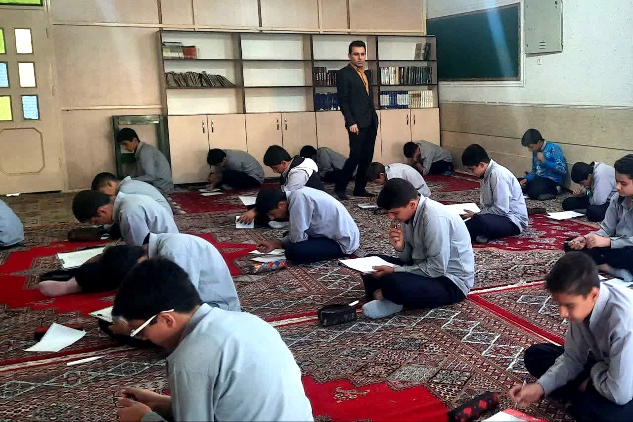   برگزاری امتحانات در دبیرستان هیات امنایی رازی 