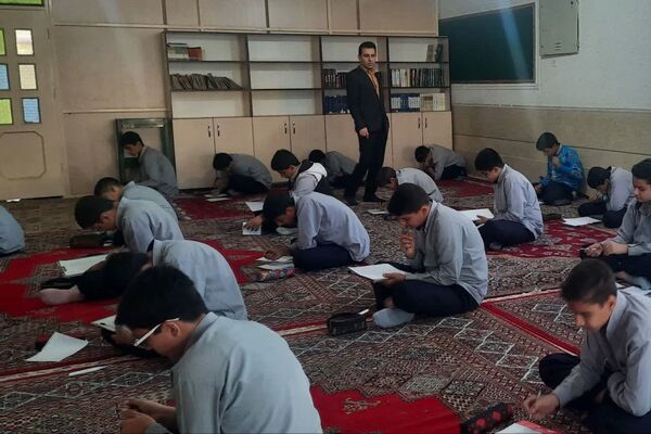   برگزاری امتحانات در دبیرستان هیات امنایی رازی 