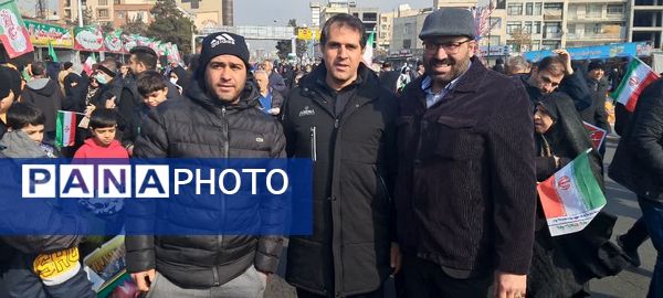 حماسه حضور فرهنگیان و دانش‌آموزان منطقه ۵ در راهپیمایی ۲۲ بهمن