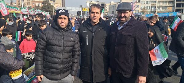 حماسه حضور فرهنگیان و دانش‌آموزان منطقه ۵ در راهپیمایی ۲۲ بهمن
