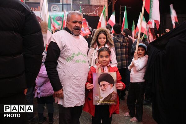 حضور نوجوانان کنار مردم در تجمعات شبانه