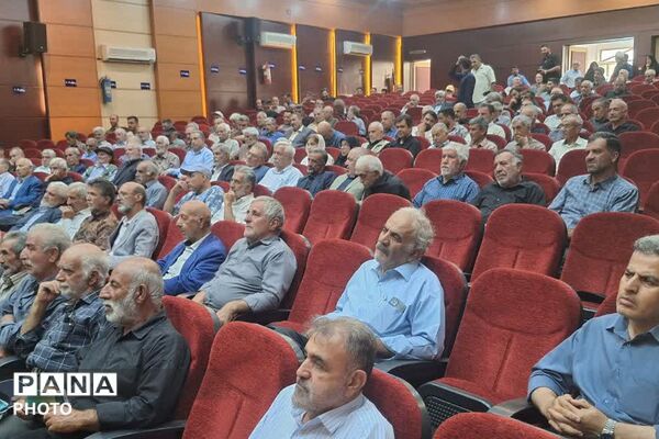  همایش تخصصی باغداران و کشاورزان شهرستان فیروزکوه در سالن شهید آوینی