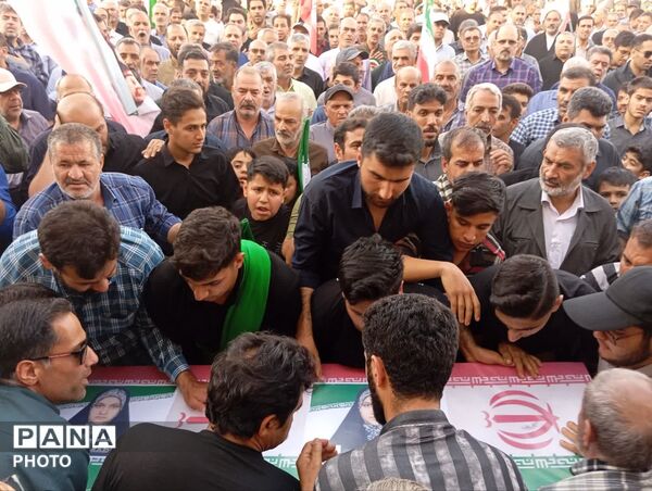 مراسم خاکسپاری شهیده دانش‌آموز «فاطمه موحدان» در یزد