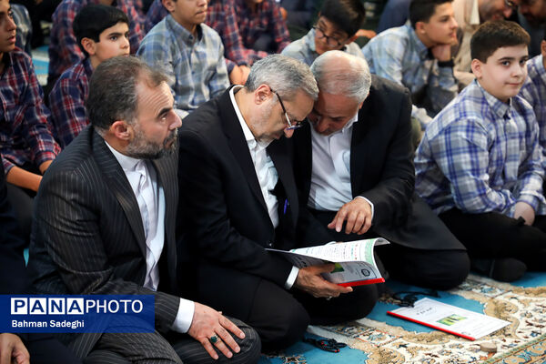 اقامه اذان و نماز با شعار «مِهر با مُهر» با حضور وزیر آموزش و پرورش