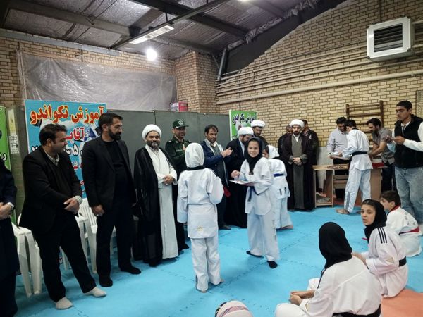 اهدای کمربند به تکواندو کاران فاروجی