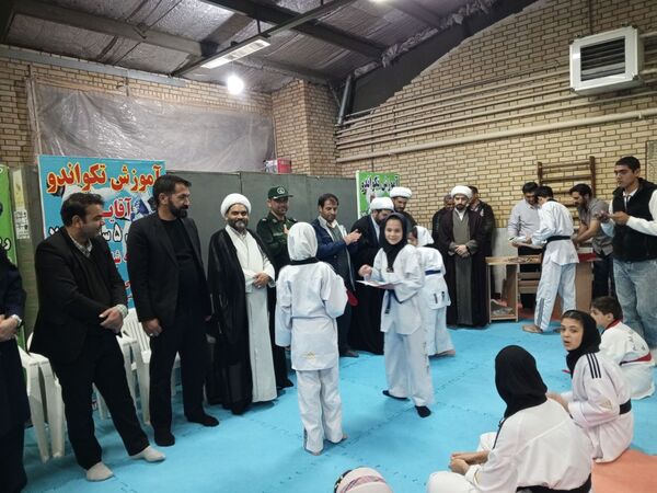 اهدای کمربند به تکواندو کاران فاروجی
