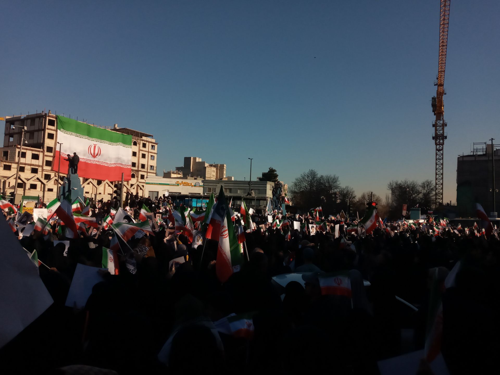 خیرش عظیم ملت یکپارچه ایران علیه عناصر تخریبگر و تروریست مسلح در مشهد مقدس