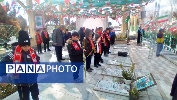 ادای احترام دانش‌آموزان پیشتاز البرزی به مقام شامخ شهدا در دهه فجر 