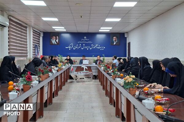 تجلیل از مدیران منتخب برگزارکننده دوره کوتاه‌مدت دوزبانه و مربیان مناطق کم برخوردار