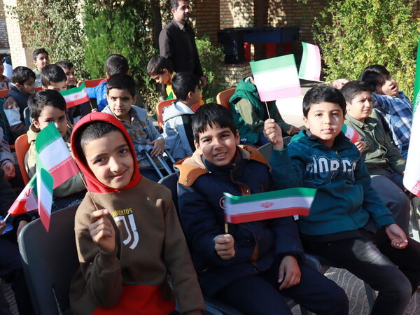 طنین زنگ استکبارستیزی در آموزشگاه سید حسن میرمحمدی میبد 