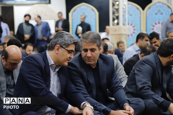 یادبود رهبر شهید در اداره‌کل آموزش و پرورش شهر تهران 