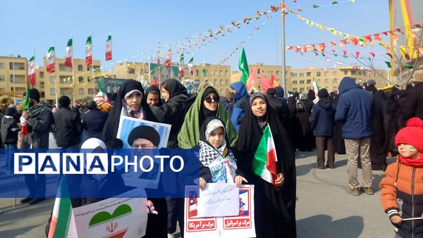 مردم غیور ملارد با حضور پرشور خود در راهپیمایی ۲۲ بهمن، ثابت کردند که همچنان پای انقلاب اسلامی ایستاده‌اند.