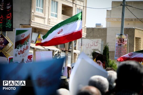 راهپیمایی روز قدس همزمان با تشییع شهید اقتدار در جهرم