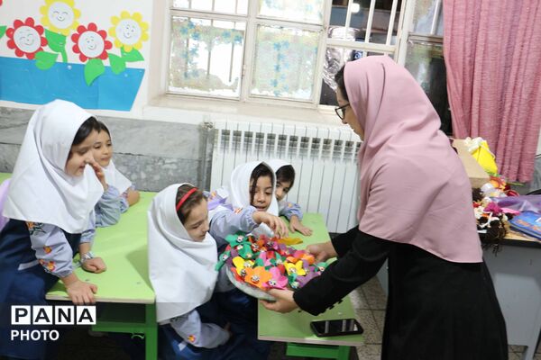جشن شکوفه‌ها در مدرسه ۱۷ شهریور بجنورد با یاد دختران شهید میناب
