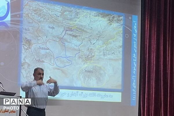  همایش تخصصی باغداران و کشاورزان شهرستان فیروزکوه در سالن شهید آوینی