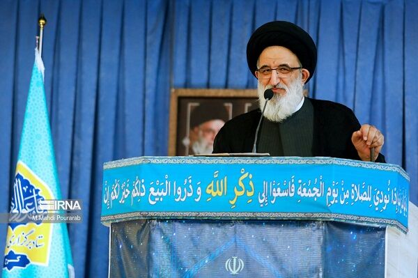 امام خمینی (ره)، آیت‌الله اشرفی اصفهانی را نماد صفا و آرامش روح معرفی کرد