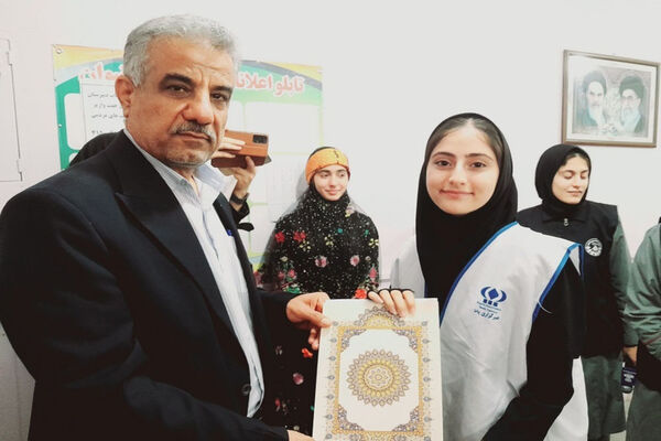 اجرای طرح مدرسه سبز ، انس با قرآن، اهدای کتاب به کتابخانه و تجلیل از فعالان دبیرستان رضوان شهرستان بوشهر