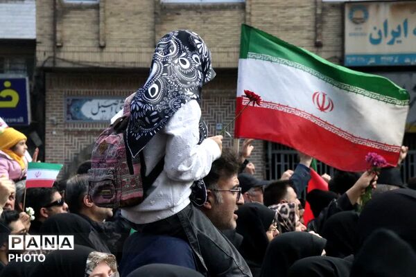  حلما با عروسک‌ها سوگ خانواده شهیدش را در آغوش کشید