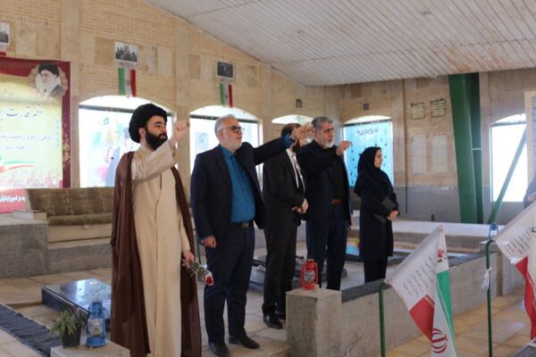 مدرسه باقرالعلوم (ع) فیروزکوه میزبان مراسم پرشور گلباران مزار شهدا با حضور مسئولان شد