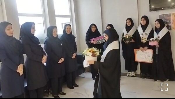 قدردانی  دختران پیشتاز دبیرستان شاهد تکتم از فرشتگان سفیدپوش بیمارستان ۱۷شهریور مشهد