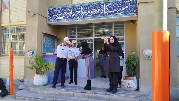 گرامیداشت هفته نیروی انتظامی در دبیرستان دخترانه پیرایش یک