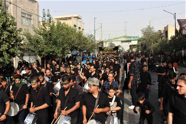 حضور پرشور کودکان قمی در دسته‌های عزاداری روز تاسوعا 