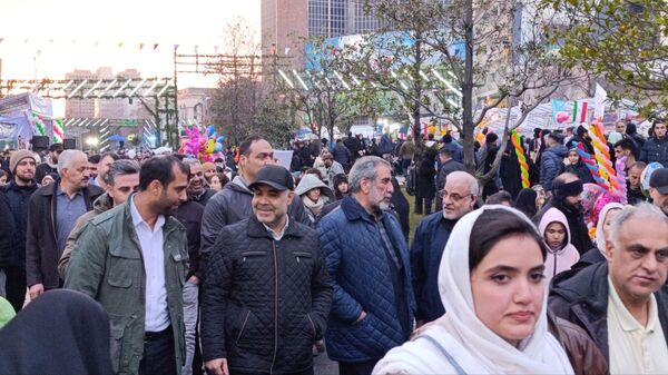 امشب آسمان در خیابان ها مى تابد