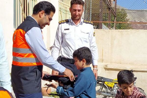 هدایای فرهنگی هفته پدافند غیرعامل به مدارس روستایی فیروزکوه رسید