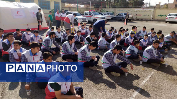 اجرای مانور زلزله در دبیرستان شهید مطهری شهر دستجرد قم