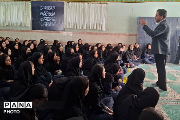 همایش برنامه ریزی درسی و مشاوره تحصیلی در دبیرستان بنت‌الهدی بهارستان دو