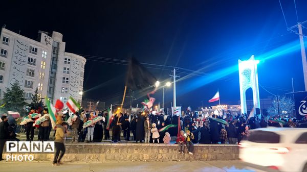 تجمع جوانان‌‌و‌نوجوانان‌در‌بیعت با رهبر انقلاب در نیشابور