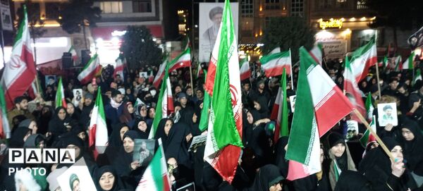 راهپیمایی گسترده مردم نیشابور در احتماع شبانه