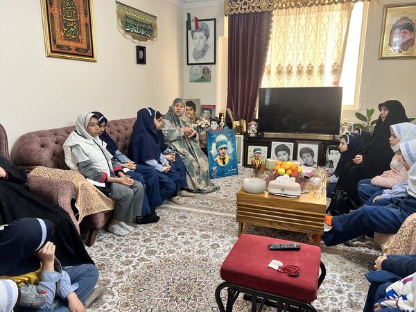 دیدار دانش‌آموزان دبستان المهدی ناحیه 2 کرج با خانواده دانش‌آموز شهید رضا پناهی