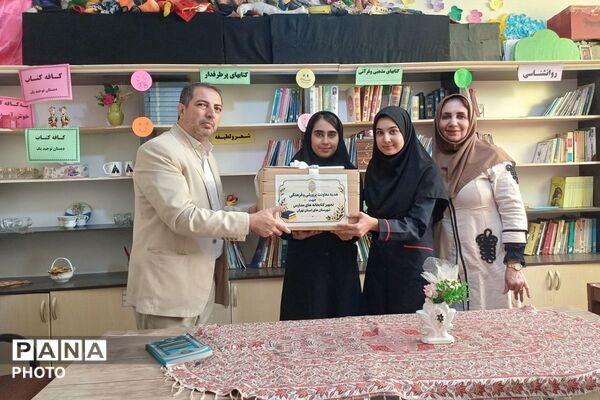 تقویت گنجینه کتابخانه مدرسه توحید یک با هدیه ای از جنس دانایی