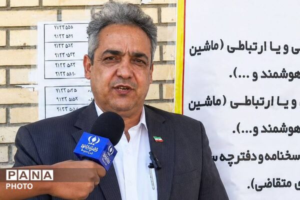 رقابت داوطلبان کنکور در حوزه های امتحانی سالن نشاط و مدرسه شریعتی