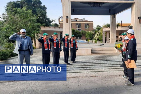 استقبال دانش‌آموزان پیشتاز از فرمانده سپاه استان تهران در اداره کل آموزش و پرورش شهرستانهای تهران