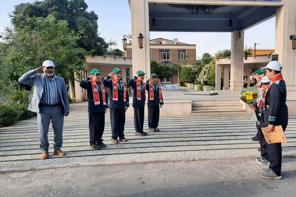 استقبال دانش‌آموزان پیشتاز از فرمانده سپاه استان تهران در اداره کل آموزش و پرورش شهرستانهای تهران