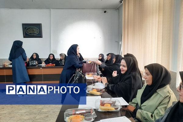 جلسه قطبی مدیران ابتدایی در دبستان شهید دکتر چمران ناحیه دو شهرری 