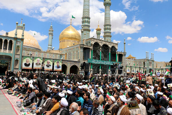 حضور پرشور نوجوانان قمی در آیین استقبال از رئیس جمهوری 
