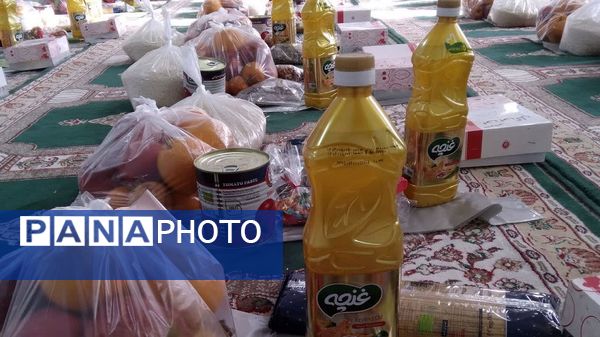 اهدای بسته‌های یلدایی به خانواده‌های کم برخوردار در شب یلدا