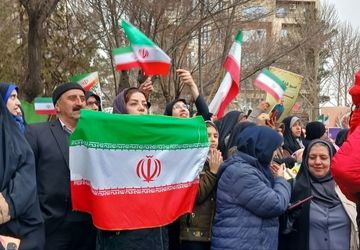 بروجرد ایستاده در صف اول حماسه ۲۲ بهمن